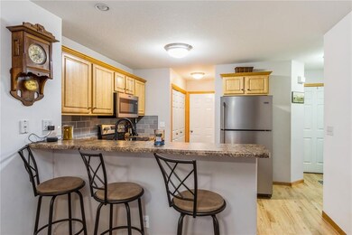 Breakfast bar, neutral countertops