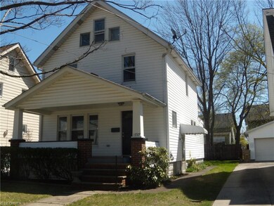 Sidewalk goes from front to back yard with side en