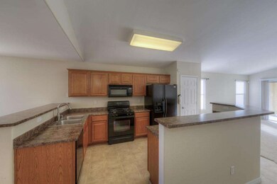 004_Breakfast Bar - Kitchen