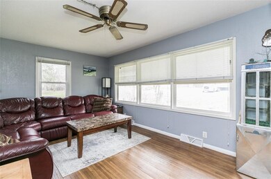 2331 18th St SW, Cedar Rapids, IA 52404 - photo 2