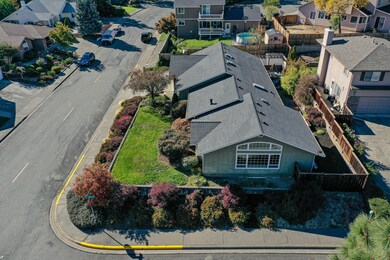 906 NW Regent Dr, Grants Pass, OR 97526 - photo 4