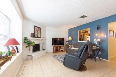 4014 Laura Leigh Dr unit 4014, Friendswood, TX 77546 - photo 4