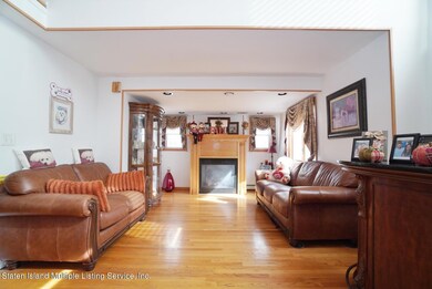 (6) LIVING ROOM