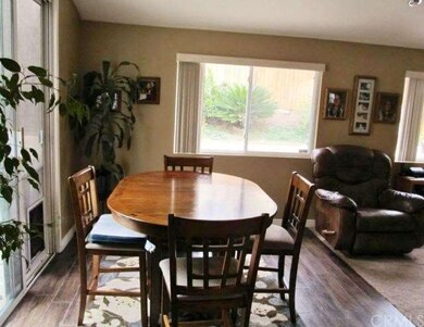 A nice spacious area for dining!