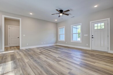 110 S Lloyd St, Burgaw, NC 28425 - photo 4