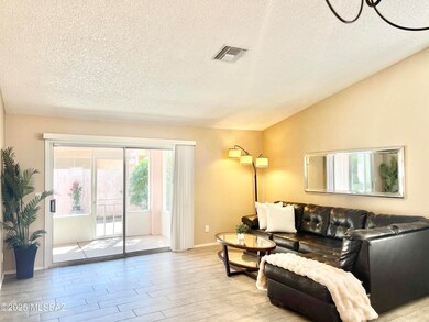 LIVING RM