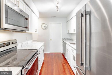 903B Cypress Point Cir unit 903B, Mount Laurel, NJ 08054 - photo 2