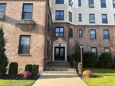 Wykagyl Garden Apartments unit 3-1G, New Rochelle, NY 10804 - photo 3