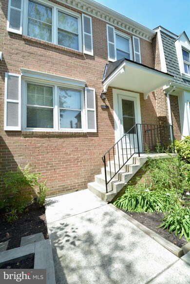 1340 Chetworth Ct, Alexandria, VA 22314 - photo 4