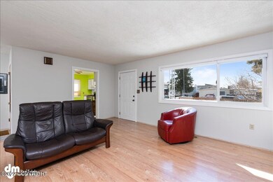 03-Living Room_MAX3645