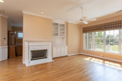 05_414WhiteColumnsWay5_mls