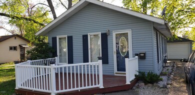 Inviting front deck!