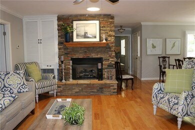 Nice open plan with a formal dining room to the ri