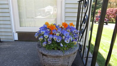 483 Mammoth Rd, Londonderry, NH 03053 - photo 3