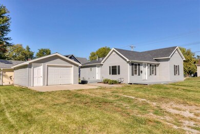 303 W 5th St S, Newton, IA 50208 - photo 2