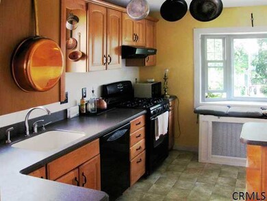 39 Edgecomb St, Albany, NY 12209 - photo 3