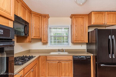 8800 Lantana Dr, Louisville, KY 40229 - photo 2