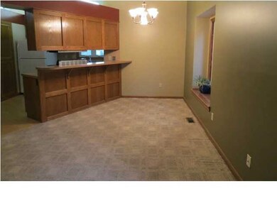 DINING AREA WITH EATING BAR