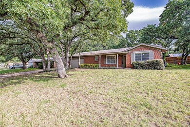 844 Woodcrest Dr, Hurst, TX 76053 - photo 2