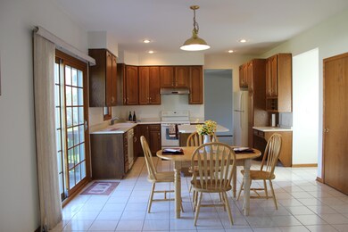 4529 Webster kitchen and breakfast area