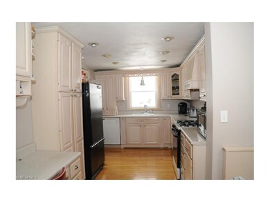Splendid kitchen with loads of cabinetry and all t