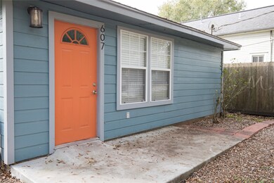 607 W Adoue St, Alvin, TX 77511 - photo 2