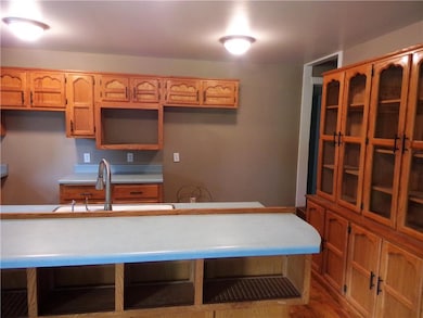 Built-in hutch matches the cabinet style - great a