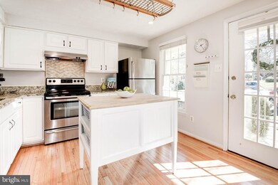 1639 Fieldthorn Dr, Reston, VA 20194 - photo 5