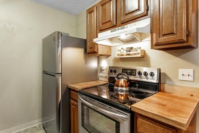 1050 W Beaver Creek Blvd-007-008-Kitchen