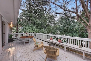 Deck with outdoor dining area