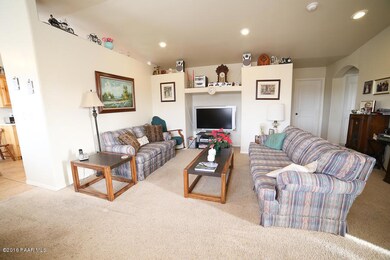 004_Living Room (1)
