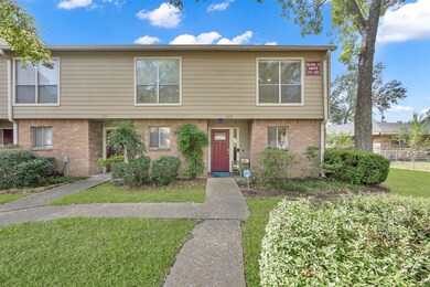 Perfect corner unit with ample guest parking and o