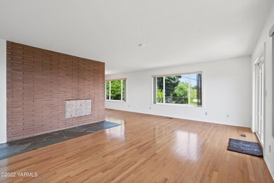 3 Living Room with Adorable Accent Brick