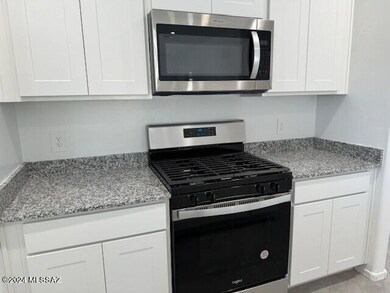 Gas Range & Micro wht cabs