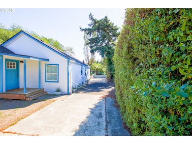 1860 30th St, Florence, OR 97439 - photo 4