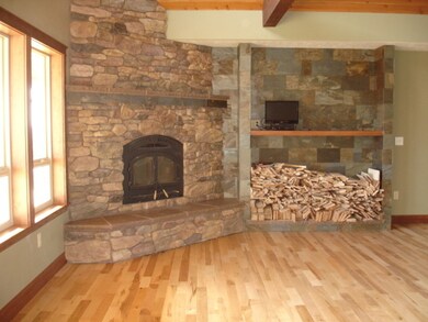 Living Room w/fireplace<|><|>