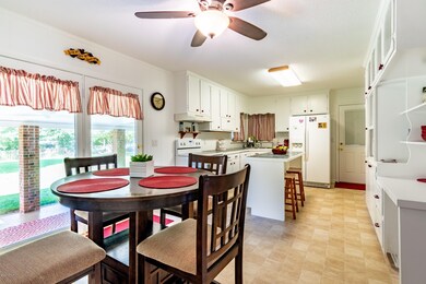 006 Big Eat-In Kitchen
