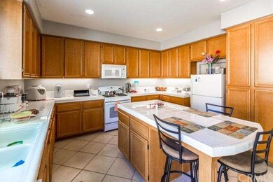 Spacious, Roomy Kitchen w/ lots of Counter & Cabin