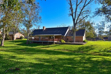 206 Nueces St, Bay City, TX 77414 - photo 3