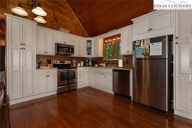 Beautiful kitchen with newer cabinets
