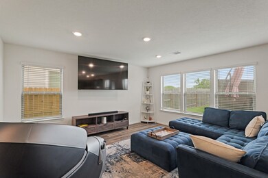 Welcome to a living room that
effortlessly combin
