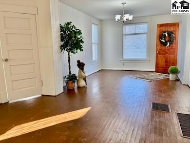 417 W Euclid St, McPherson, KS 67460 - photo 2