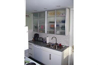 Kitchen. Lower unit kitchen.