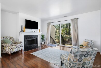 Spacious living room with low-maintenance wood-loo