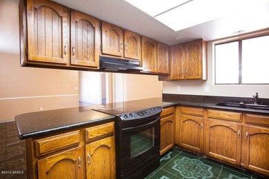 Open Kitchen w/ Breakfast Bar