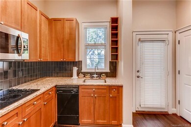 Granite counters, S/S Refrigerator, pantry
