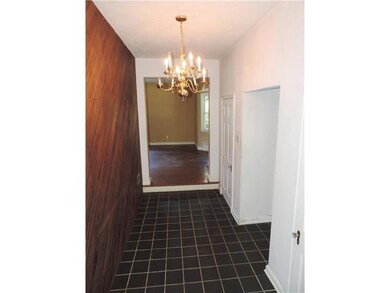 Entry/Foyer. The homs has a large , grand  ceramic