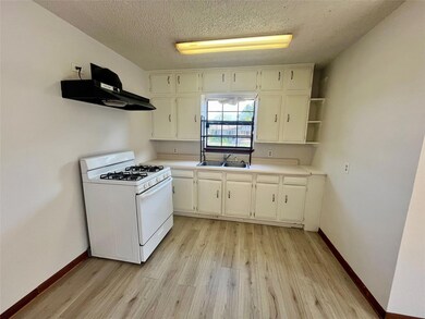 606 W Elm St, Denison, TX 75020 - photo 4