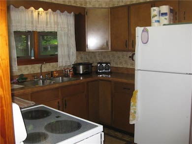 Kitchen both the stove and refrigerator stay