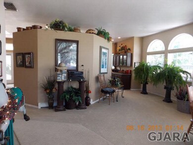 Living room/Dining area